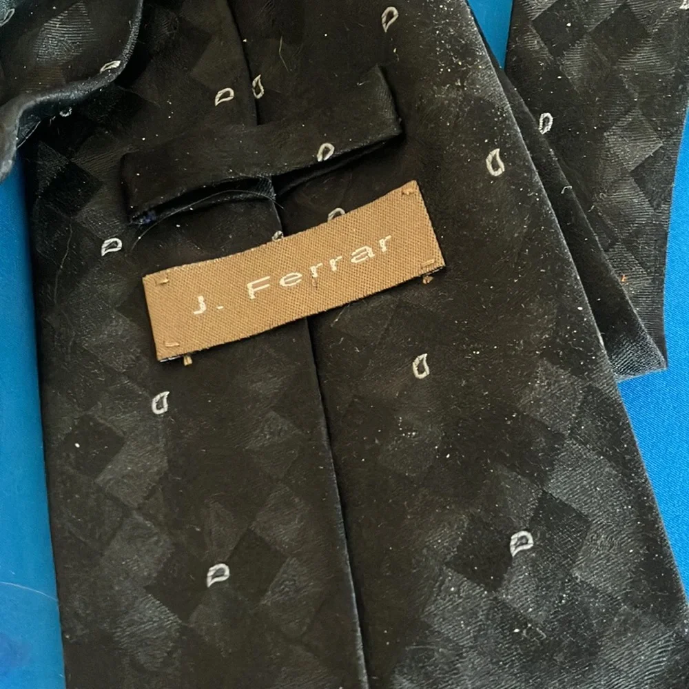 FINAL MARKDOWN J ferrar Elegant Black Patterned silk Tie